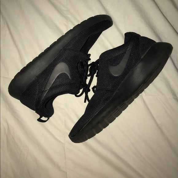 all black roshe runs